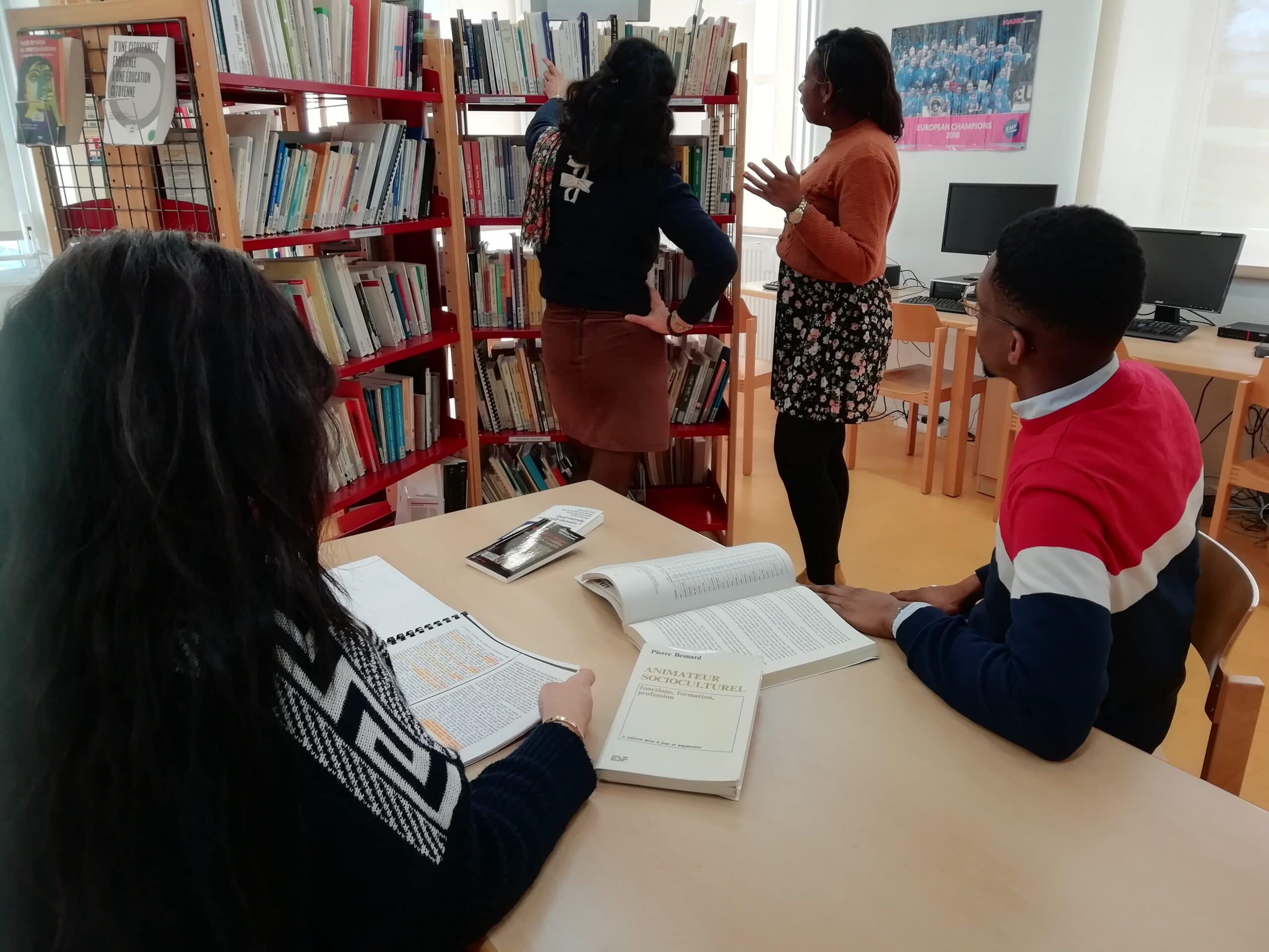 Photo en situation du dejeps anim sociale Photo élève au cdi